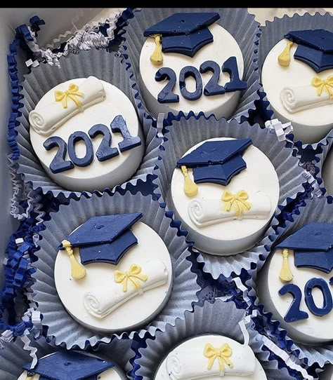 Graduation Treat Box Ideas, Graduation Donuts Ideas, Graduation Chocolate Ideas, Graduation Oreos, Graduation Cupcakes 2024, Graduation Sweets, Graduation Chocolate, Graduation Cake Pops, Covered Oreo Cookies