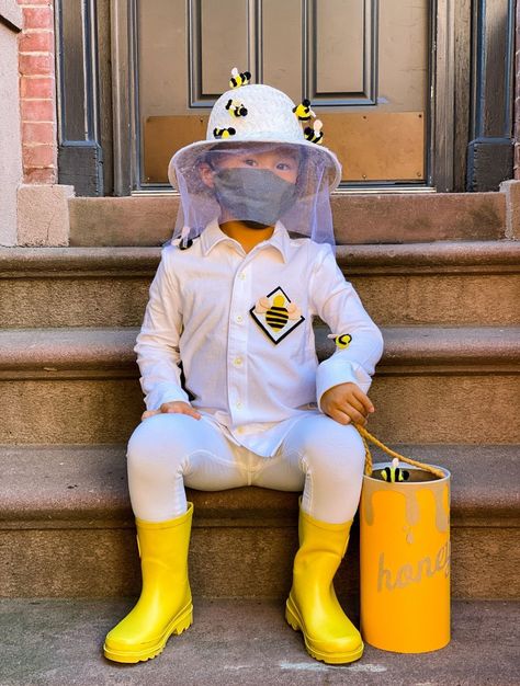 Bee Costume Diy, Beekeeper Costume, School Bus Crafts, Bus Crafts, Bee Costume, Halloween Express, Wine Cork Crafts, Costume Diy, Creative Valentines