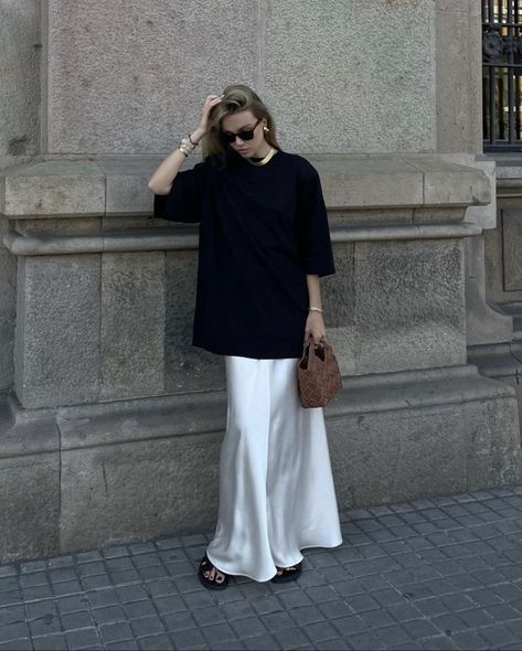 Long Skirt Elegant, White Satin Skirt, Long Satin Skirt, Skirt Ootd, Satin Skirt Outfit, Old Money Outfit, Simplicity Fashion, Ivory Skirt, Money Outfit