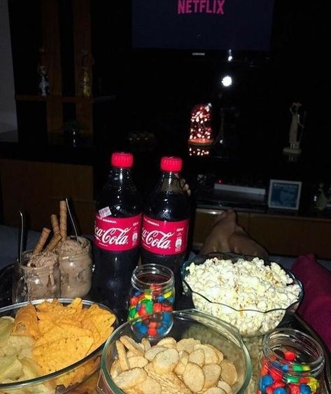 Vasilha com pipoca, Doritos, coockies e fini, milshake e coca cola de garrafa. Pijama Party, Movie Night Snacks, Cute Date Ideas, Sleepover Food, Fun Sleepover Ideas, Junk Food Snacks, Night Snacks, Sleepover Party, Food Goals