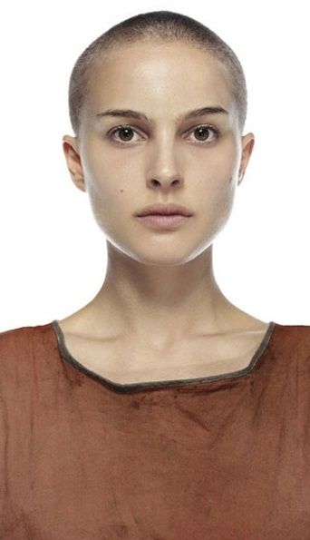 Natalie Portman in V for Vendetta. Wondering if I have the guts to do it. Lesbian Hair, V Pour Vendetta, Shave My Head, Bald Girl, Bald Hair, Super Short Hair, Bald Women, Shaved Head, Buzz Cut