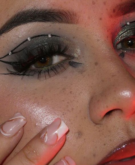 Punk Rock Eye Makeup, Prom Makeup Graphic Liner, Emo Eyeliner Looks, Grunge Eye Makeup 90s, Rock Concert Makeup, Rock Star Makeup, Grunge Eye Makeup, Glam Rock Makeup, Witchy Makeup