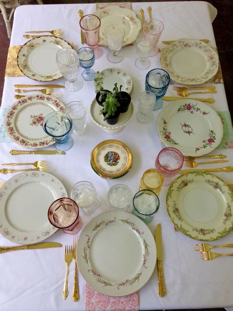 Vintage China Place Setting, Colorful China Plates, Mismatch Table Cloths Wedding, Wedding Table Mismatched China, Vintage Tableware Table Settings, Dinner Party Plate Setting, Mix Match Dinnerware Table Settings, Mismatched Vintage Plates, Vintage Tablescapes Mismatched China