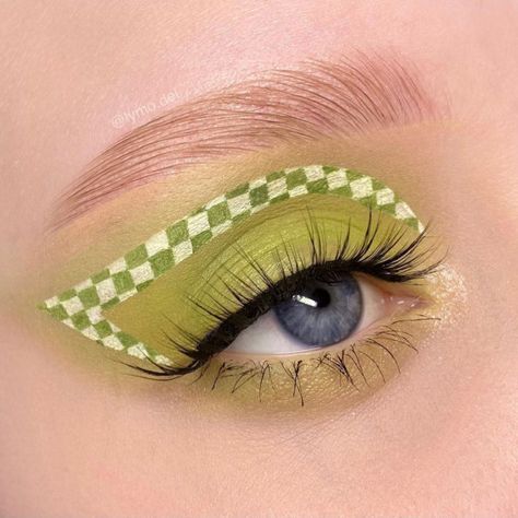 Flower Makeup Looks, Makeup Looks 2022, Makeup Looks Cute, Makeup Looks To Recreate, Colorful Eyeshadow Looks, Colorful Makeup Looks, Rhinestones Makeup, Checkered Makeup, Eyeshadow Art