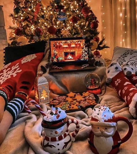 Cozy Christmas Birthday, Cozy Christmas With Friends, Cozy Christmas Movie Night Aesthetic, Holiday Cozy Aesthetic, Teenage Christmas Aesthetic, Quiet Christmas Aesthetic, Christmas Asthetics Decor, Christmas Cozy Vibes, Christmas Aesthetic Moodboard