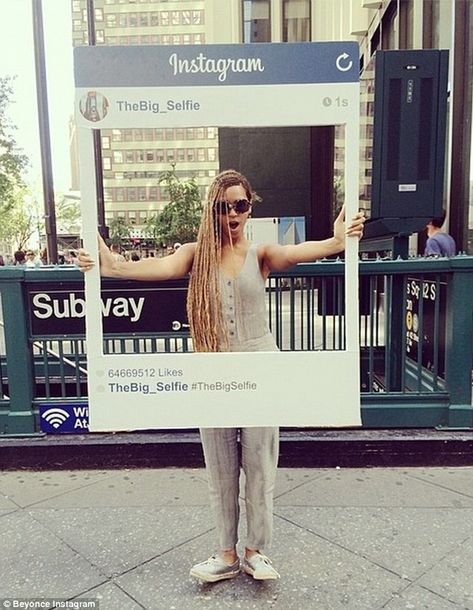 She's onboard with #TheBigSelfie movement! Beyoncé delighted fans as she posed for a fun snap with a giant cardboard Instagram frame cutout in New York on Tuesday, looking casual in an off-white jumpsuit and silver canvas shoes, her long blonde braids tumbling down over one shoulder Beyonce Selfie, Beyonce 2014, Instagram Cutout, Beyonce Instagram, Star Of The Day, Perfect Selfie, Beyoncé Giselle Knowles-carter, Beyonce And Jay Z, Beyonce Queen