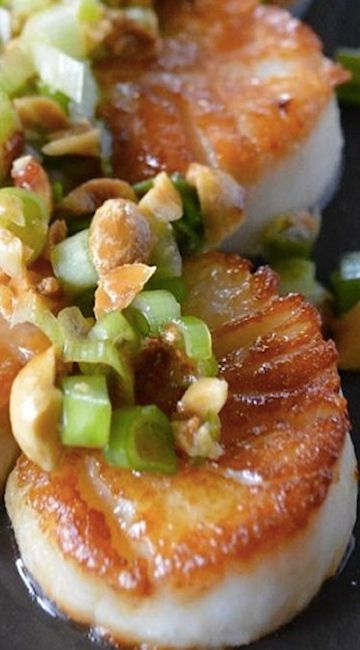 Vietnamese Style Scallops w/Peanuts & Green Onions Desserts Nutella, Chinese Fish, Vietnamese Style, Dessert Halloween, Coquille St Jacques, Food For Special Event, Viet Food, Shellfish Recipes, Scallop Recipes