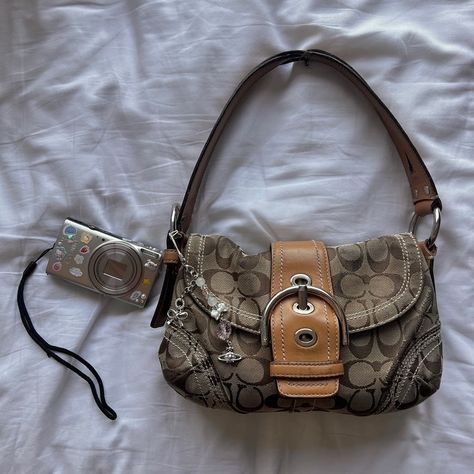 Vintage coach small buckle soho bag 🍊 Small Bags Aesthetic, Vintage Coach Purse, Japan Thrift, Vintage Bag Outfit, Outfit Journal, Thrifting Aesthetic, Thrift Clothes, Vintage Coach Bag, Digi Cam