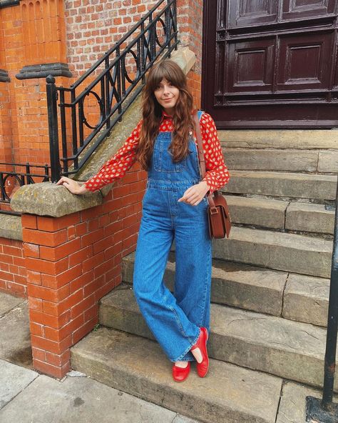 Sophia Rosemary on Instagram: "Ruby red shoes and possibly the best fitting dungarees I’ve ever owned (BOLD statements over here today). I will of course link in my…" 70s Overalls Outfit, 70s Dungarees, Cute Dungaree Outfits, Dungaree Outfits, Salopette Outfit, Cute Dungarees, Sophia Rosemary, Dungaree Outfit, Red Overalls