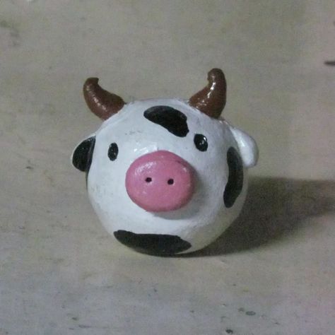 Clay cow 🐄 🐮 - - - #clay #cow #claysculpture #airdryclay Clay Whistles Ideas, Cow Clay Sculpture, Cow Pottery, Cow Clay, Ceramics Animals, Clay Cow, Animal Pottery, Ceramic Cow, Sculpture Art Clay