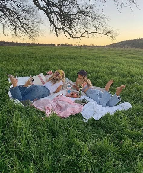 a on Twitter: "hello april… " Photos Bff, Picnic Inspiration, Shotting Photo, Fotos Goals, Summer Plans, Summer Goals, Summer Bucket Lists, Best Friend Goals, Summer Bucket