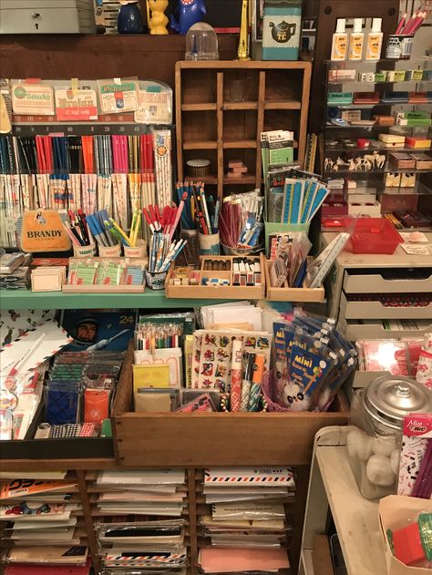 Ways To Organize Art Supplies, Stationary Store Aesthetic, Craft Store Aesthetic, Drawing Station, Art Setup, Art Cabinet, Stationery Obsession, Art Studio Organization, Art Studio Room