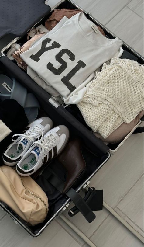 Travelling Aesthetics, Looks Hip Hop, Minimalist Packing, Airport Aesthetic, Travel Chic, Minimalist Travel, Essential Bag, Travel Diary, Travel Inspo