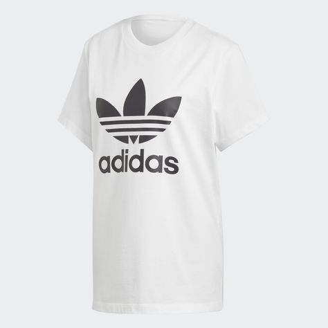 adidas Celebrating its heritage, this t-shirt puts the adidas Trefoil logo front and center. The oversize shape of this tee creates a casual drape that hangs on the body. It's made of cotton jersey for a soft feel. Camisa Adidas, Adidas Tshirt, Look Adidas, Adidas Originals Women, Adidas Trefoil, Adidas Shirt, Sportswear Women, Adidas Online, Look Casual