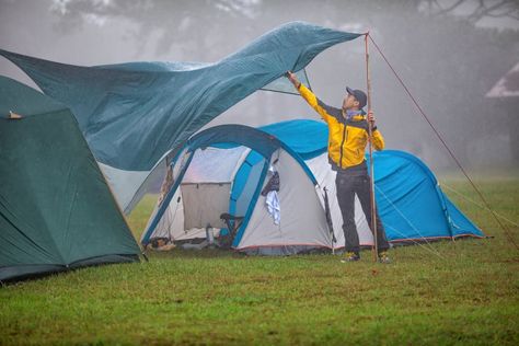 How To Stay Dry While Camping and Backpacking in Wet Weather Zelt Camping Hacks, Best Family Tent, Tent Camping Hacks, Auto Camping, Camping In The Rain, Comfortable Camping, Camping Toilet, Waterproof Tent, Cool Tents