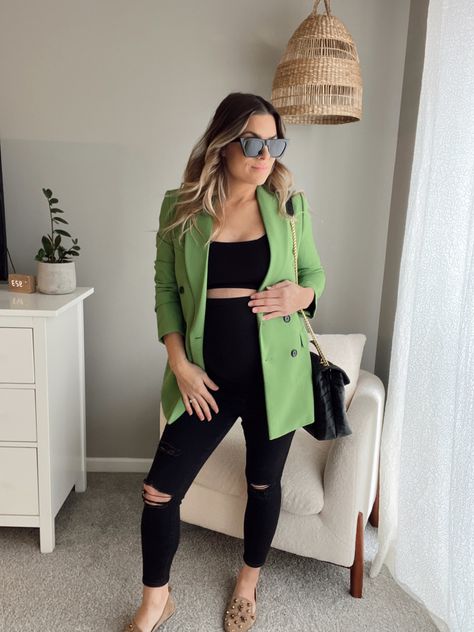 Blazer Maternity Outfit, Maternity Brunch Outfit, Crop Top Maternity Outfit, Modern Pregnancy Outfits, Business Casual Outfits Pregnant, Pregnancy Work Outfits Offices, Summer Pregnancy Outfits Work, Going Out Pregnancy Outfits, Maternity Blazer Outfits