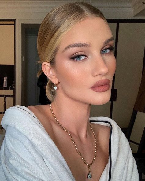 Soft Pink Makeup Looks For Wedding, Rosie Huntington Whiteley Makeup, Bridal Makeup For Brown Eyes, Trucco Glam, Bronze Makeup Look, Makeup Contouring, Mallorca Wedding, Rosie Hw, Wedding Hairstyles And Makeup