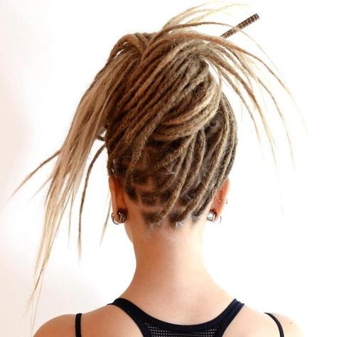 Funky Knotted Updo For Dreadlocks Dread Updos, Rasta Dreadlocks, Rasta Hair, Braids Dreads, Dread Head, Dreads Girl, Estilo Hippy, Hairdo Wedding, Dreadlock Styles