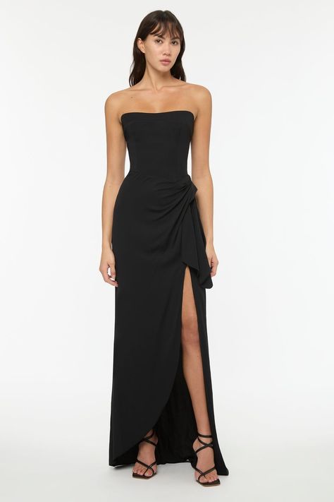 Games Black Strapless Gown#wardrobeessentials #trendy #littleblackdress #datenight #cocktaildress #style #fashion Modern Formal Dress, Prom Dresses 2024 Black, Gala Outfits For Women, Black Formal Dresses Long, Black Maxi Dress Formal, Black Strapless Prom Dress, Black Ball Dress, Slim Black Dress, Chic Formal Dress