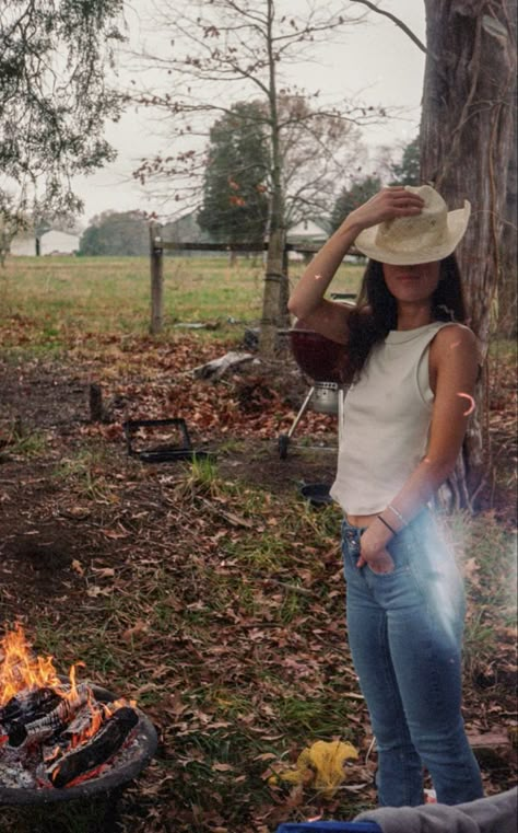 Southern Folk Aesthetic, Cozy Western Aesthetic, Brunette Cowgirl Aesthetic, Cozy Cowgirl Aesthetic, East Coast Cowgirl, Earthy Cowgirl, 70s Country Aesthetic, Soft Country Aesthetic, 90s Country Aesthetic