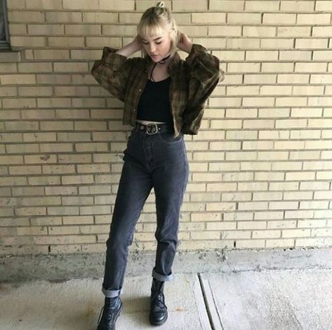 10 Different Ways To Style Mom Jeans Black Mom Jeans Outfit, Mom Jeans Black, Flannel Outfit, Doc Martens Outfit, Goth Outfit, Tokyo Street Fashion, Mom Jeans Outfit, Black Mom Jeans, Flannel Outfits