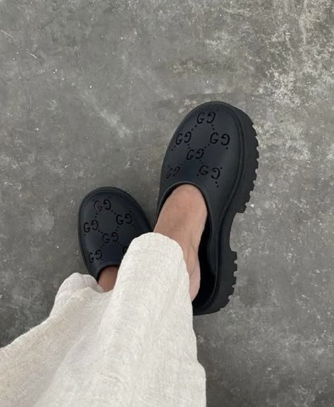 Platform Mules Outfit, Dad Sandals Outfit, Gucci Platform Sandals, Designer Shoes Gucci, Mules Outfit, Platform Crocs, Dad Sandals, Clogs Outfit, Lux Fashion