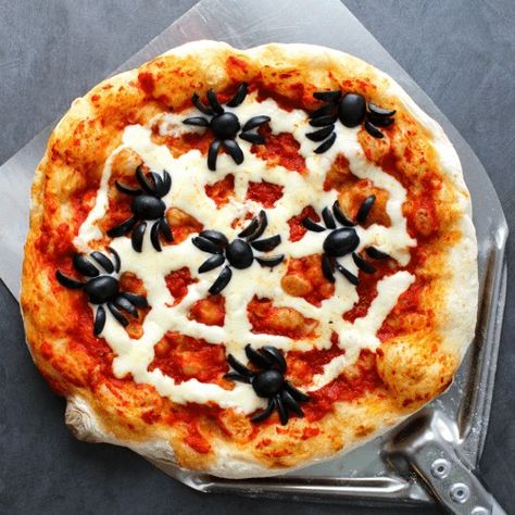 Halloween Kids Party Ideas, Spider Pizza, Halloween Pizza Recipes, Halloween Pizzas, Pizza Halloween, Halloween Kids Party, Sourdough Pizza Dough, Halloween Sleepover, Halloween Pizza