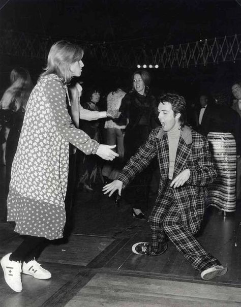 Paul McCartney dancing Paul Mccartney Dancing, Paul And Linda, British Guys, Beatles Girl, Paul Mccartney And Wings, Paul And Linda Mccartney, Retro Photos, Donald Sutherland, Matt Dillon