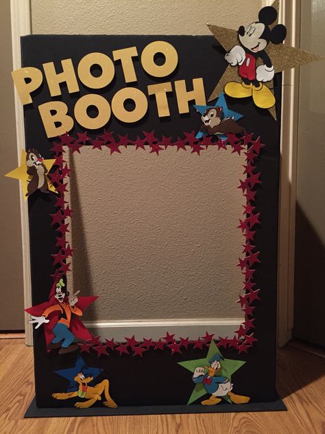 Disney photo booth Disney Event Ideas, Disney Party Photo Backdrop, Disney Photo Booth, Booth Ideas For School Fair, Disney Photobooth, Photobooth Movie Theme, Disney Party Ideas Decorations, Disney Photo Frame Diy, Disney Photobooth Props