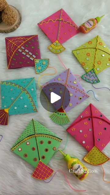 Shagun Envelopes Diy, Diy Crafts For Weddings Decorations, Diy Kite Craft, Diy Festive Decor, Colourful Paper Craft, How To Make Kites For Kids, Kite Decoration Ideas For School, Makar Sankranti Activity For Kids, Diy Shagun Envelopes