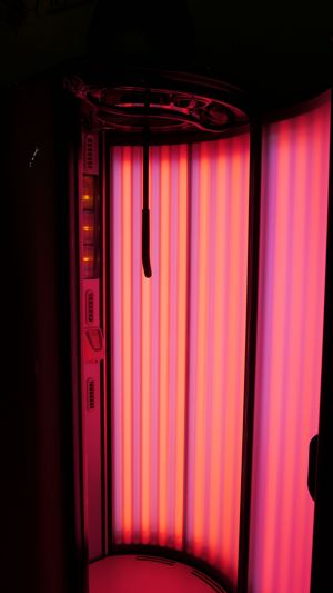 red light therapy vs tanning bed Sunbed Tanning, Red Light Bulbs, Tanning Booth, Tanning Bed Lotion, Tanning Beds, Safe Tanning, Best Tanning Lotion, Self Tanning Lotions, Airbrush Tanning