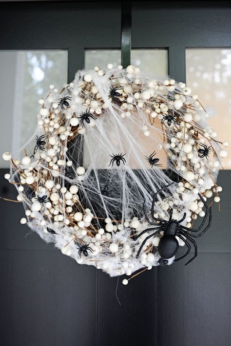 Porta Halloween, Scary Halloween Wreath, Pottery Barn Halloween, Diy Spider, Creepy Girl, Halloween Decorations Ideas, Spider Wreath, Wreath Inspiration, Halloween Spider Decorations