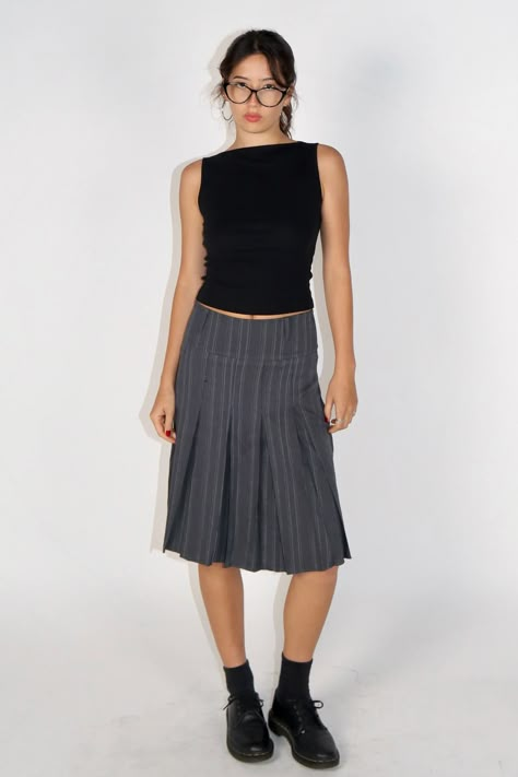 Gray Skirt Outfit, Grey Midi Skirt, Pleated Skirt Outfit, Midi Skirt Outfit, Striped Midi Skirt, 가을 패션, Mode Inspiration, Office Outfits, Skirt Outfits