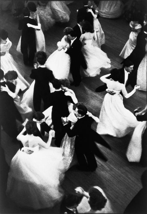 London, Queen Charlottes Ball,1959 - Henri Cartier-Bresson Henri Cartier Bresson, Swing Dancing, Black And White Photograph, Shall We Dance, Queen Charlotte, People Dancing, Romantic Night, On The Dance Floor, French Photographers