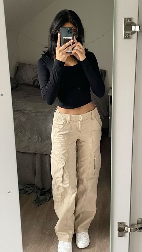 Cream Cargo Pants Women, Beige Cargo Pants With Black Top, Light Tan Cargo Pants Outfit, Beige Cargos Outfits Winter, Cream Cargo Pant Outfit Women, Beige Cargo Outfits Women, Light Beige Cargo Pants Outfit, Cargo Pants Outfit Tan, Beige Cargo Jeans Outfit