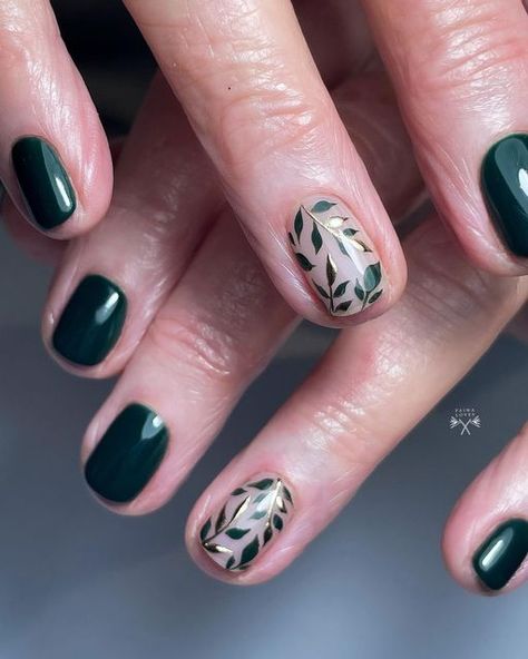 Winter Nails February, Engagement Nails Green, Nail Plate Designs, Foliage Nail Art, Wedding Nails For Bride Autumn, Green Biab Nail Art, Nails Fall Green, Forest Green Nail, Wedding Green Nails For Bride