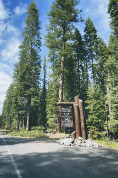 entrance sign to crater lake national park Nature, Oregon Woods Aesthetic, Oregon Trail Aesthetic, Bend Oregon Aesthetic, Oregon Summer Aesthetic, Portland Oregon Aesthetic, National Parks Aesthetic, Park Ranger Aesthetic, National Park Aesthetic