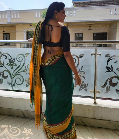 Reshma Pasupuleti, Saree Stills, Saree Backless, Backless Blouse Designs, Saree Photoshoot, Backless Blouse, Beautiful Dresses Short, Saree Styles, Indian Beauty Saree