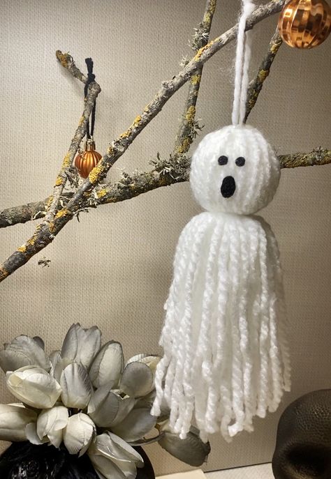 White Yarn Crafts, Halloween Yarn Garland, Yarn Ghosts Diy, Yarn Ghost Garland, Ghost Garland Diy, Pom Pom Halloween, Yarn Ghosts, Knitted Garland, Yarn Ghost