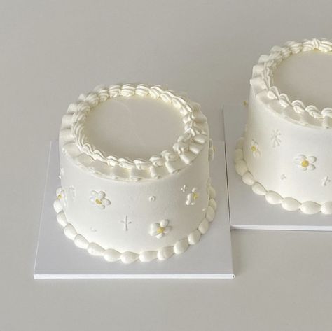 23rd Birthday Cake, 23 Birthday Cake, Flowers And Pearls, 27th Birthday, Bento Cake, Cake Inspo, 23rd Birthday, Simple Pearl, Bday Cake