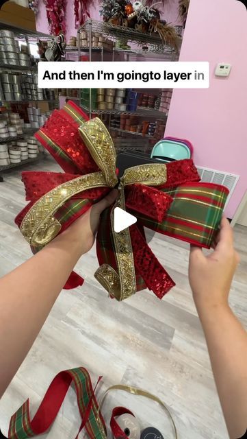 Emily Waldo on Instagram: "🚨 SHARE this Christmas Bow tutorial with your most festive bestie! 👯🎄today I’m ribbon shopping at my FAV holiday store in Tampa @burlapandblingdecor 🎀   This is all I could fit into the 90 second tutorial but just know that all you need is some wired ribbon, a pipe cleaner/floral wire and a strong hand! 🖐️   COMMENT below what theme I should incorporate each! 🩷🎄" Ribbon On Christmas Wreath, Diy Easy Bows For Wreaths, Ribbon For Wreath Diy, How To Tie Bows For Wreaths, How To Make A Wire Ribbon Bow, Wired Bow Tutorial, Making A Bow With Wire Ribbon, Mesh Ribbon Ideas, Bows With Wired Ribbon