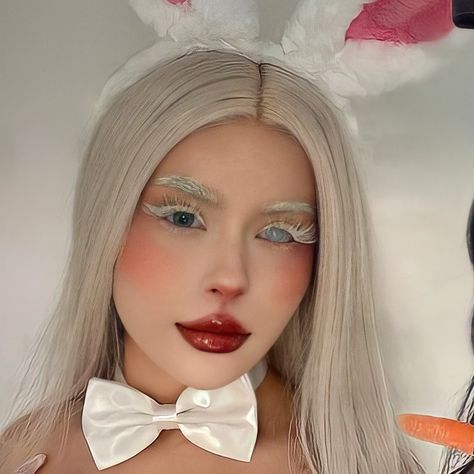 Rabbit From Alice In Wonderland Makeup, Halloween Costumes White Hair, Lola Bunny Makeup Halloween, Make Coelho, White Bunny Makeup, Scary Bunny Makeup, Bff Cdp, Rabbit Makeup Halloween, Bunny Costume Makeup