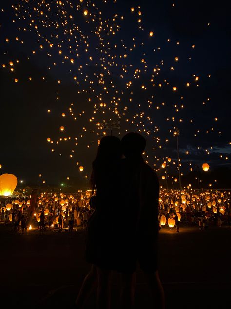 lanterns Alternative Vision Board, Tangle Lanterns, Tangled Aesthetic Lanterns, Tangled Lanterns, Dream Dates, Floating Lanterns, Image Couple, Sky Full, Disney Tangled