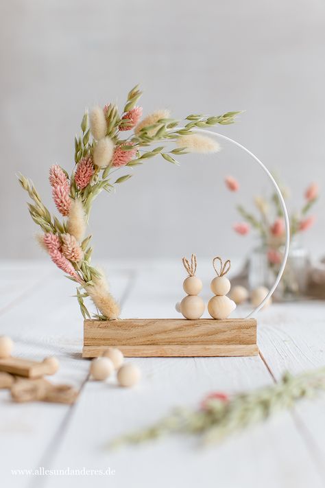 DIY: Osterdekoration mit Trockenblumen und Holzhasen | Alles und Anderes Easy Sticks, Diy Osterschmuck, Trendy Easter, Mothers Day Baskets, Easter Crafts For Adults, Circle Crafts, Waldorf Crafts, Diy Ostern, Spring Decoration