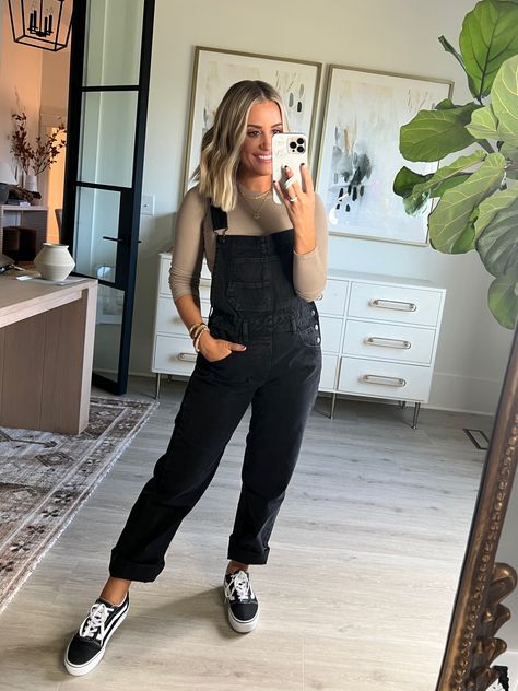 Womens Black Overalls, Overalls And Converse Outfits, Womens Overall Outfits, Casual Outfits Overalls, Black Cotton Overalls Outfit, Fall Outfit Jumpsuit, 2023 Simple Outfits, Black Pant Fall Outfit, Black Overalls Outfit Women