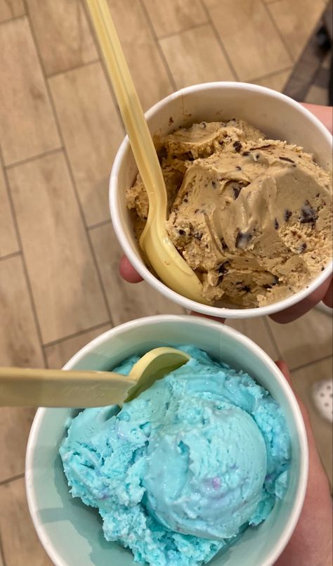 Pretty Ice Cream, Uzzlang Aesthetic, Period Cravings, Ice Cream Aesthetic, Ice Cream Date, Aesthetic Dessert, Fudge Ice Cream, Dessert Aesthetic, Mint Chocolate Chip Ice Cream