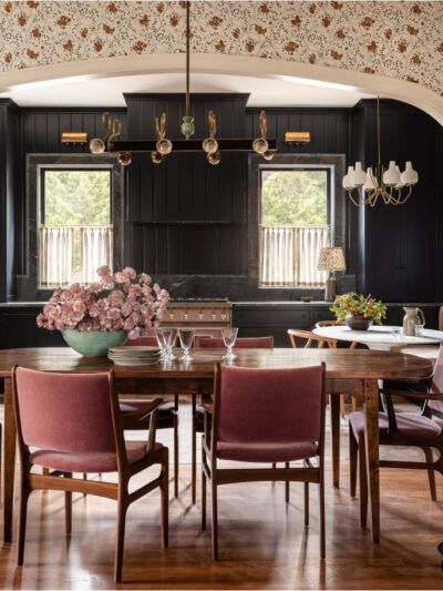 Heidi Caillier, Saarinen Dining Table, Kitchen Updates, Style Deco, Black Kitchen, Kitchen Color, The Dining Room, Dining Room Inspiration, Velvet Dining Chairs