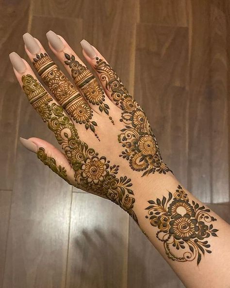 Elegant Mehndi Designs Front Hand, Elegant Mehndi Designs, Mehndi Designs 2023, Footprint Poster, Henna Flower Designs, Mehndi Outfit, Palm Mehndi Design, Designs Mehndi, Tato Henna