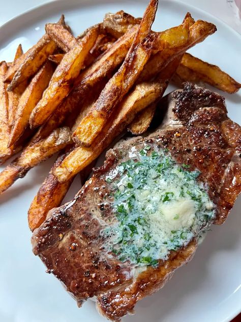 Steak And Frites Sauce, Steak And Frites Paris, French Steak Recipe, Steak And Fries Dinner, Steak Frites Recipe, Steak And Frites, Fries In The Air Fryer, Bones Mccoy, Blackstone Cooking