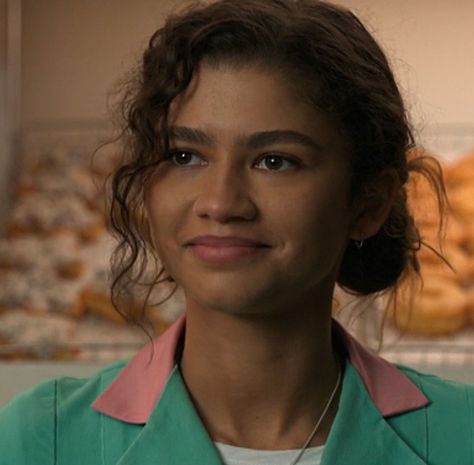 MJ Watson No Way Home Michelle Jones Aesthetic, Zendaya Movies, Mj Watson, Jones Aesthetic, Michelle Jones, Zendaya Hair, Mcu Dr, Baby Cartoon Drawing, Avengers Characters